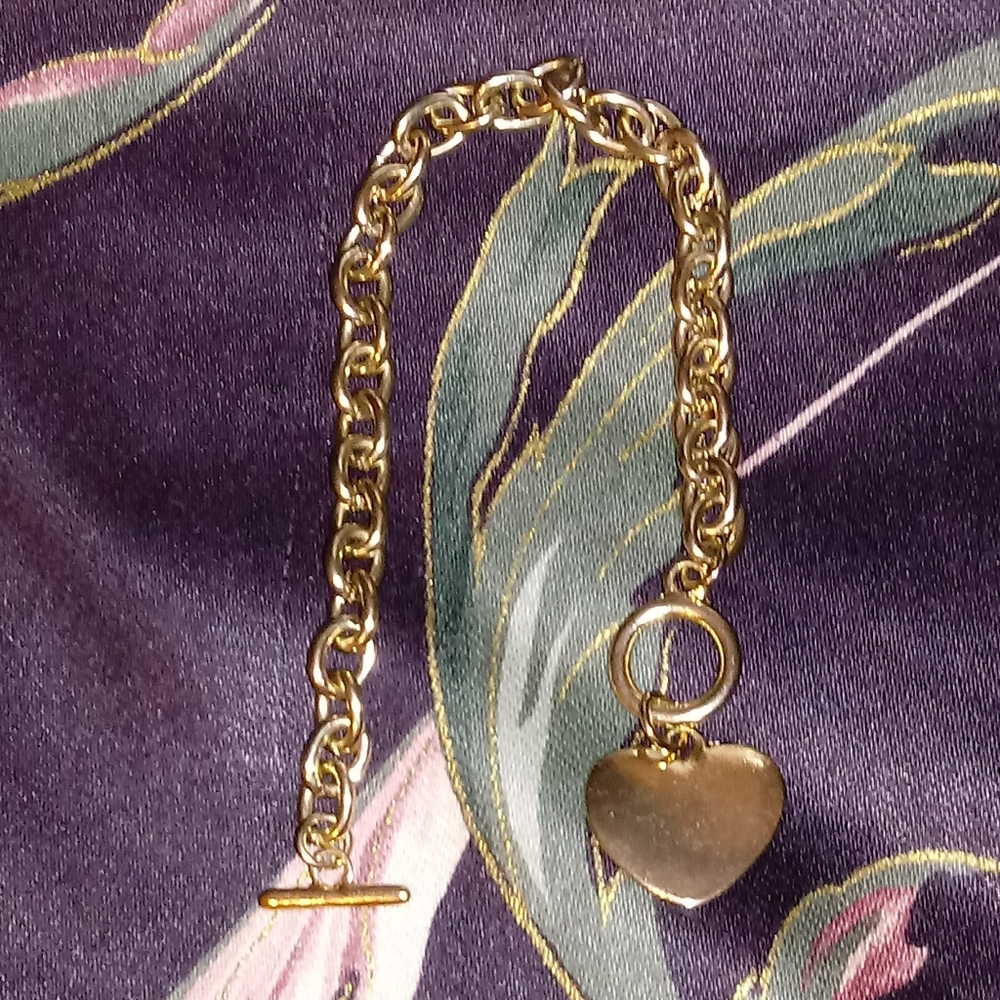 Gold Link Bracelet with Heart Charm - Picture 4 of 9
